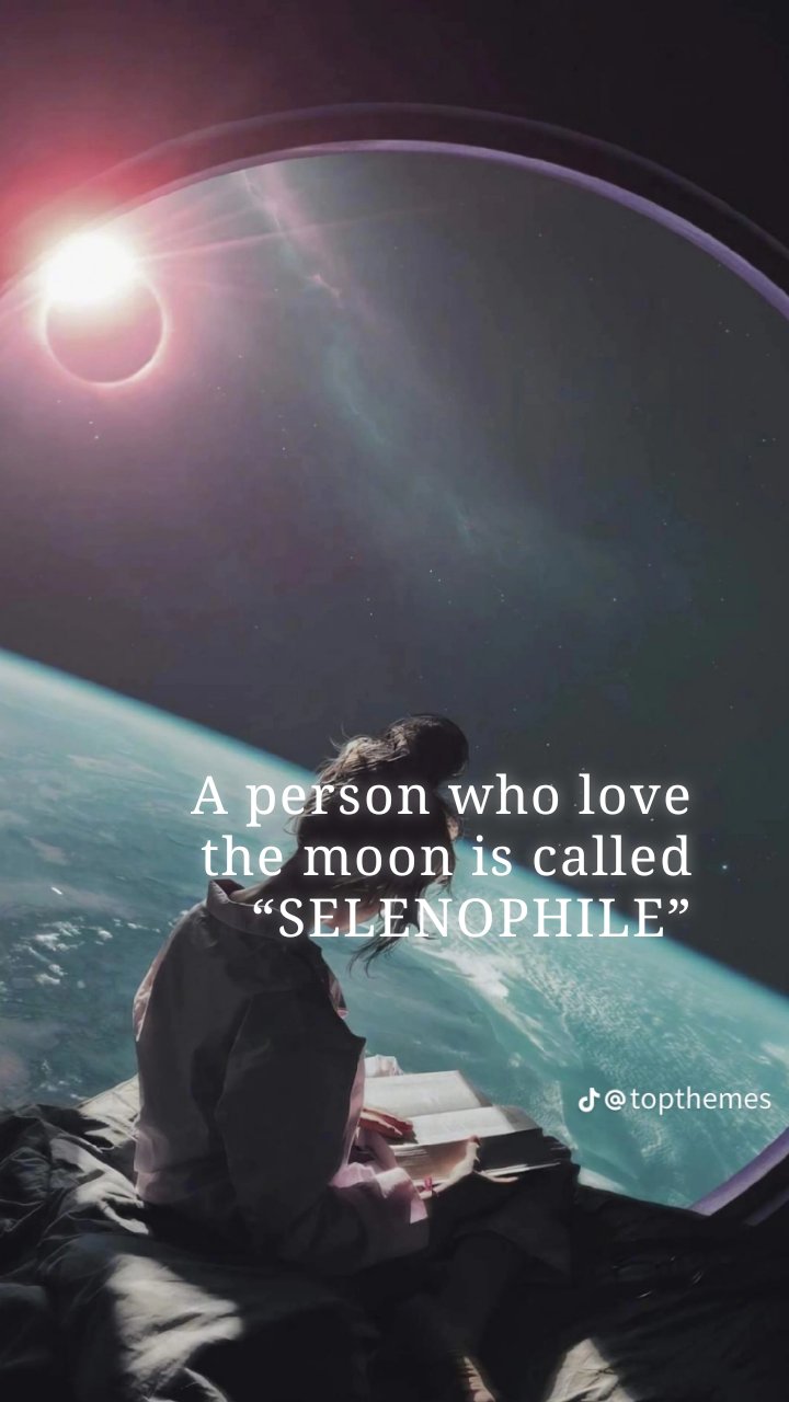 A person who love the moon is called “SELENOPHILE”